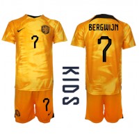 Camiseta Países Bajos Steven Bergwijn #7 Primera Equipación para niños Mundial 2022 manga corta (+ pantalones cortos)